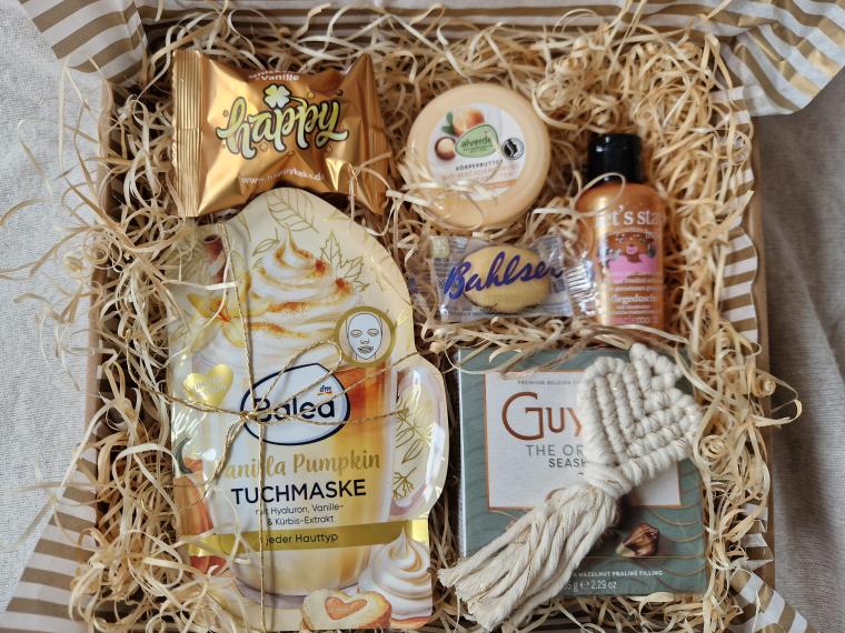 Hygge Verwöhn GeschenkBox, Geschenkset zum Geburtstag, Freundin, Frau, Kollegin Dankeschön, Geschenk mit Grußbotschaft | JoyBoxes Hygge Verwöhn GeschenkBox, Geschenkset zum Geburtstag, Freundin, Frau, Kollegin Dankeschön, Geschenk mit Grußbotschaft | JoyBoxes